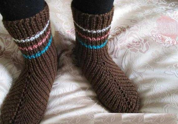 Учимся вязать спицами теплые и уютные носки тапочки для дома