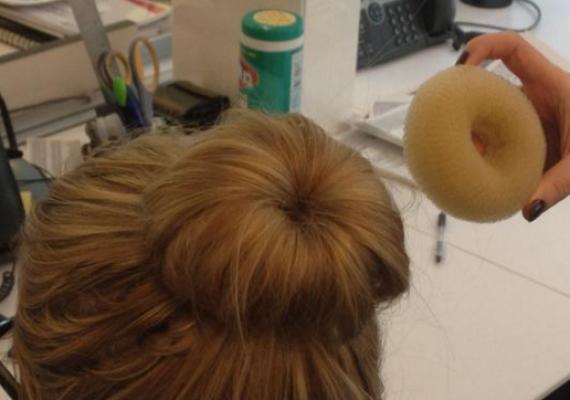 डोनट के साथ हेयर स्टाइल: घने बालों का भ्रम पैदा करना